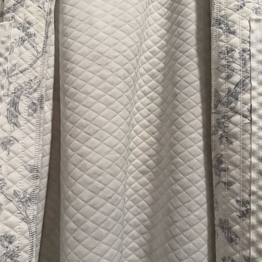 Chic White Patterned Women's Robe - Picture 3 of 7